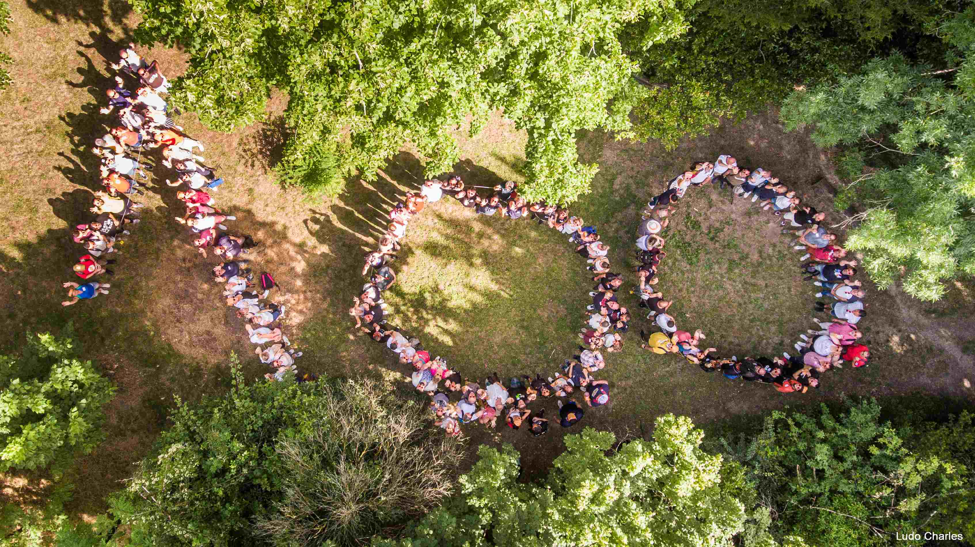 Les collaborateurs et administrateurs d'Habitat Audois ont formé un 100 depuis le sol afin de symboliser le centenaire de l'Office.