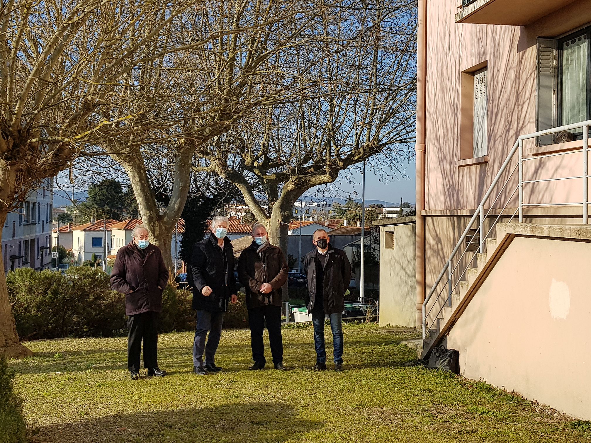 les élus de la ville avec Habitat Audois devant la résidence Jean Jaurès