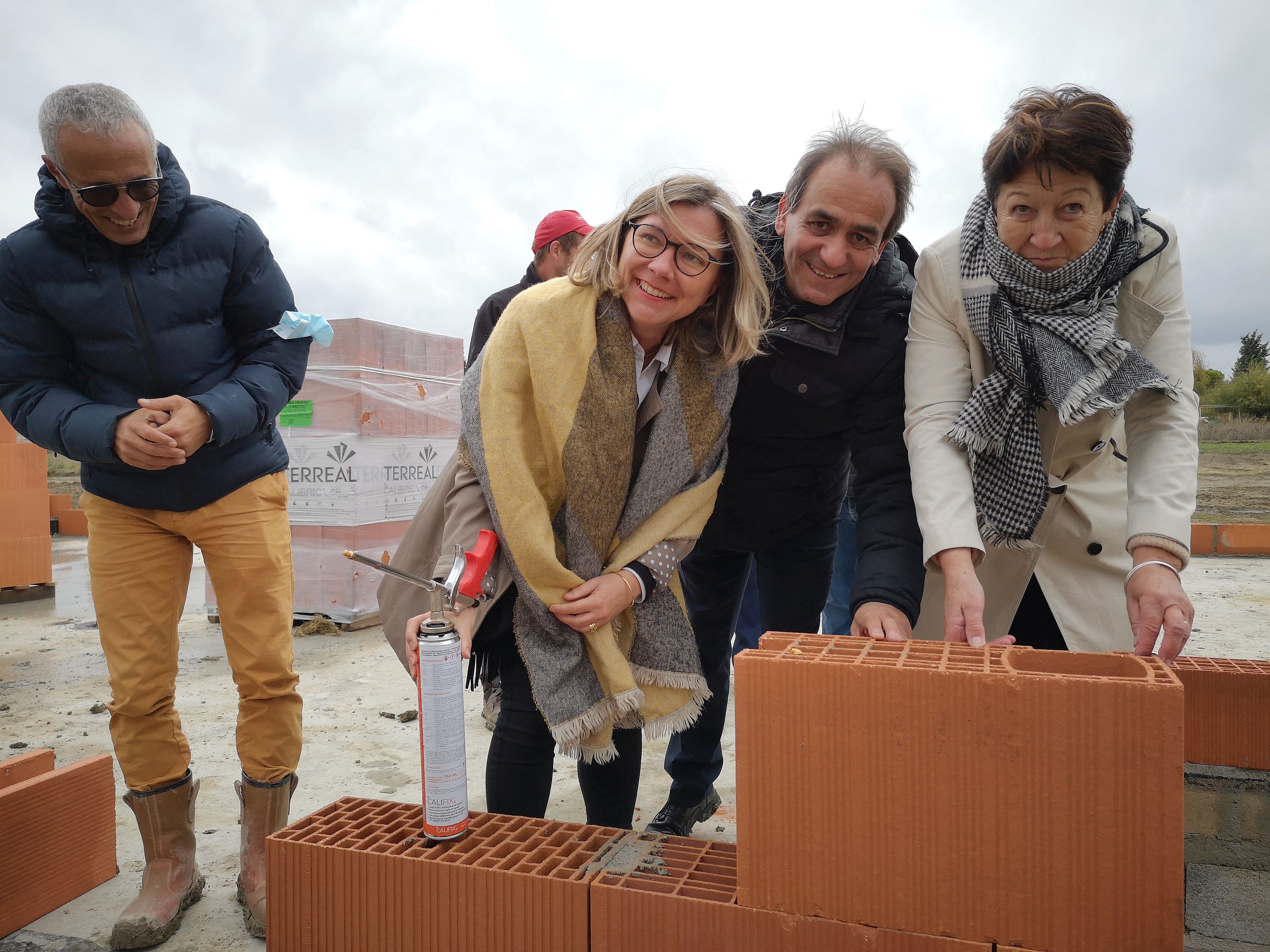 Pose de la première pierre de la résidence Le LMaquis à Lasbordes avec M. Quaglieri (maire) et Mme Brunel (Conseil Départemental)