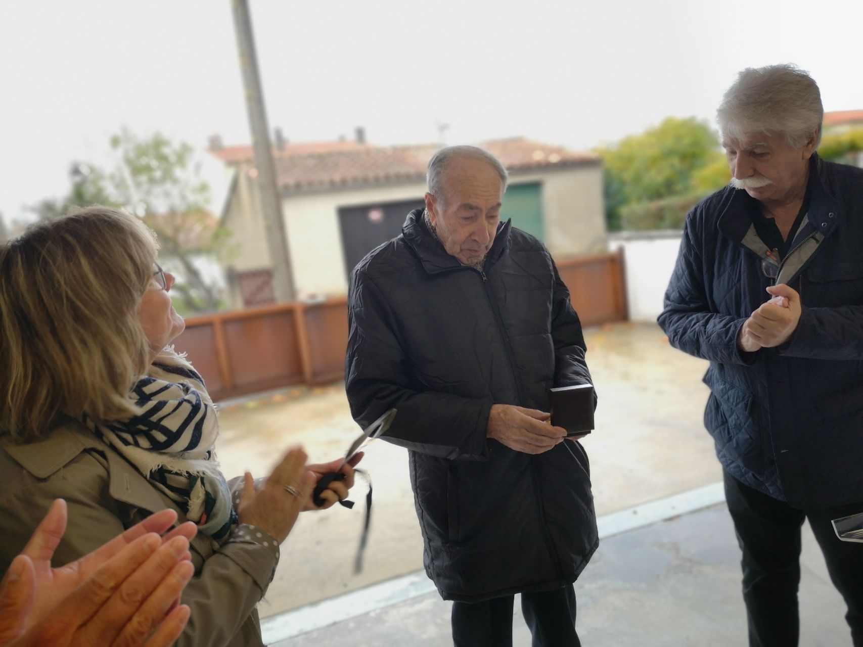 Habitat Audois remet aux côtés de la ville de Castelnaudary la démaille HLM à Monsieur Jean Tirand 