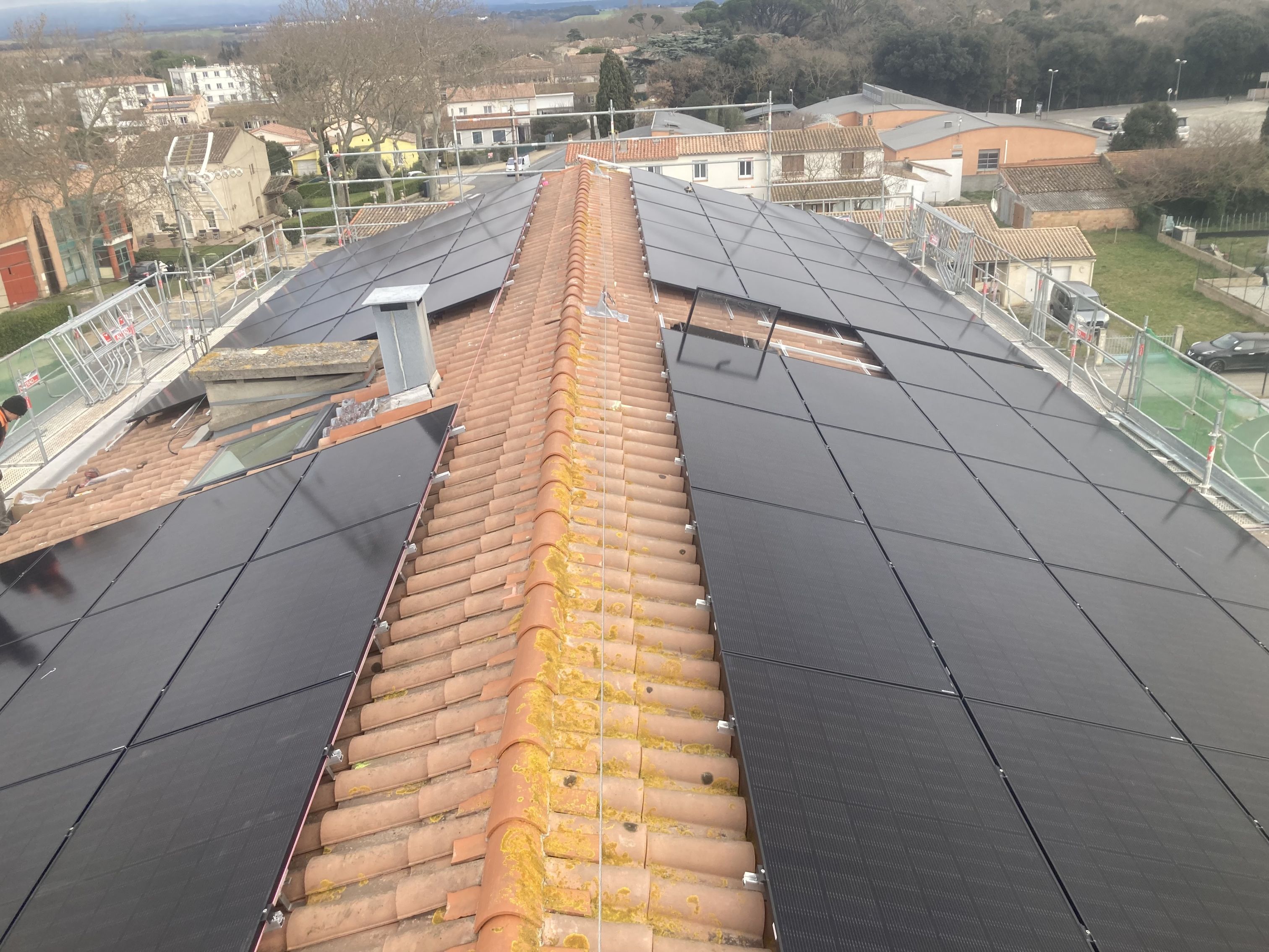 les panneaux solaires installés sur le toit de la résidence le petit prince à bram