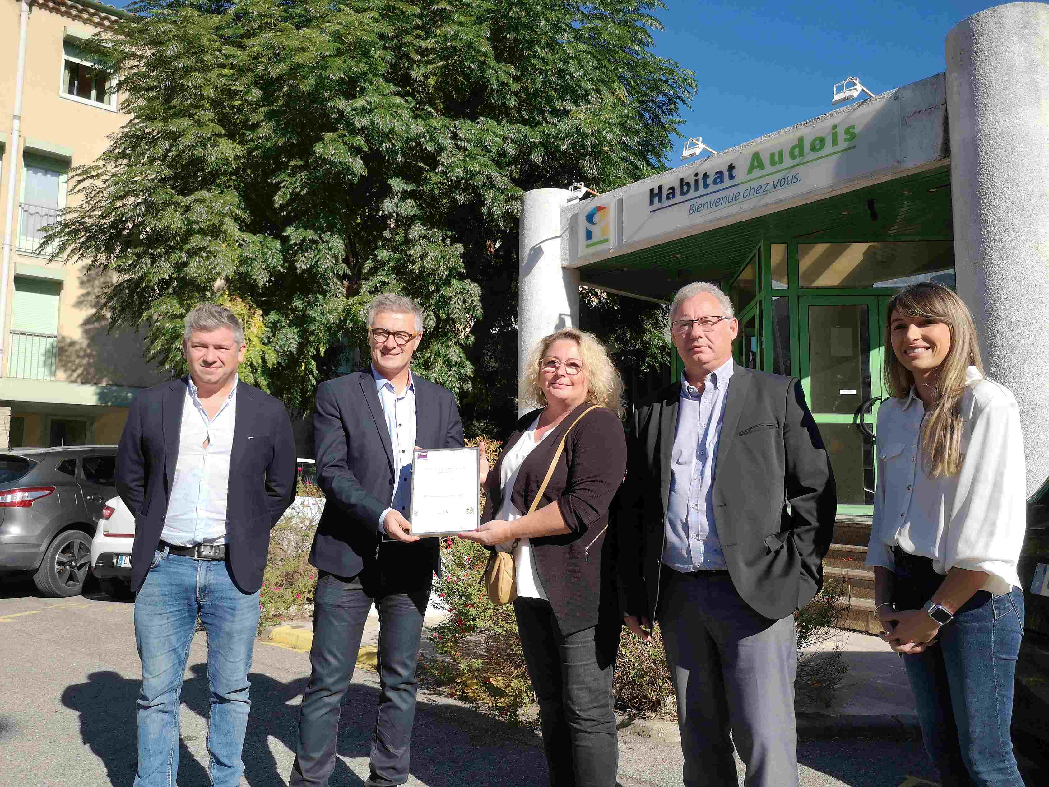 Habitat Audois reçoit la certification Qualibail des mains de l'Afnor